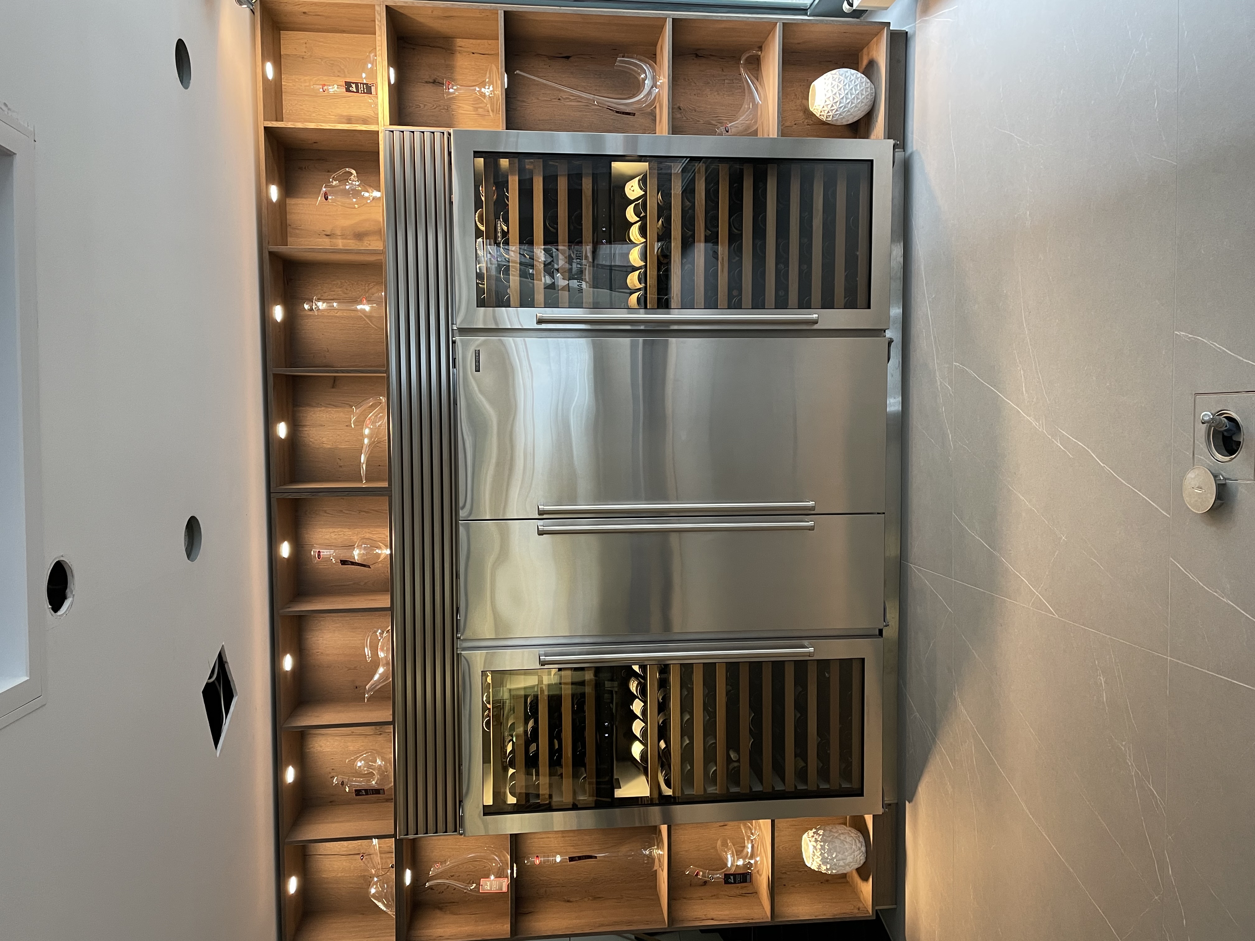 Möbelmontage Warendorf Ausstellungswand mit Subzero Kühlschränken